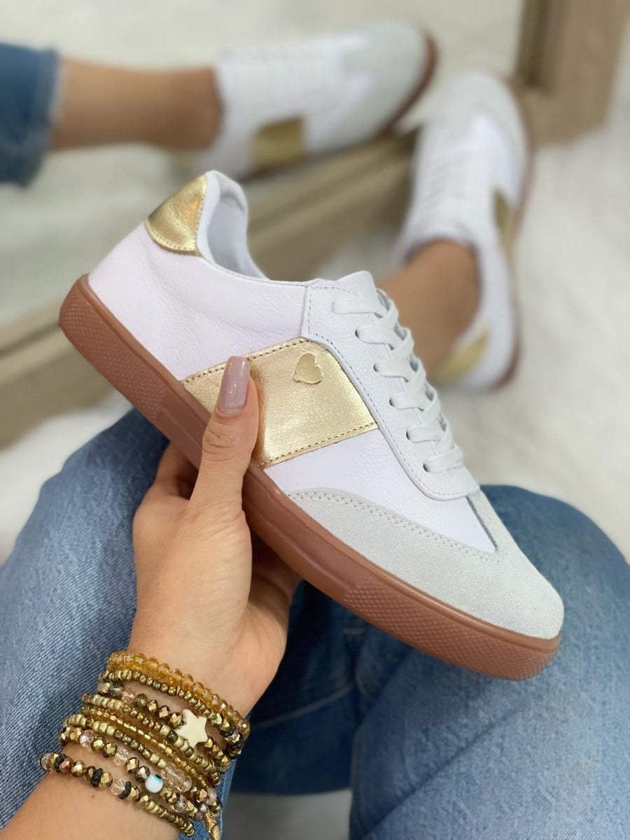 tenis blancos con corazon rojo