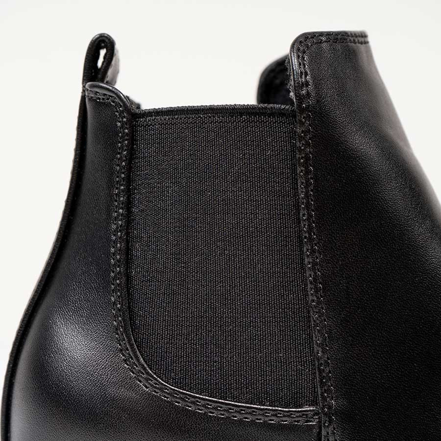 Acercamiento de los Botines de mujer negros 1738. Muestra la textura del cuero sintético, las costuras y los elásticos en los laterales. 