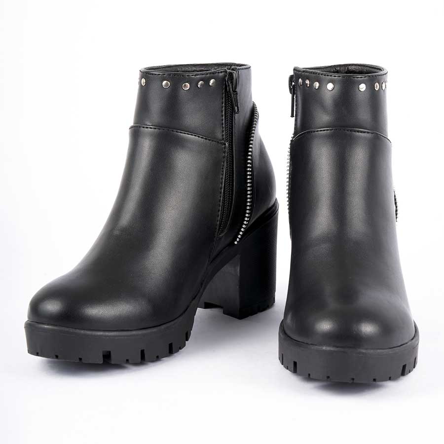 Botines para dama 262, de color negro. Están fabricados en cuero sintético, son de caña media y tacón medio. Y tienen accesorios plateados como taches, herrajes y cierreLos zapatos están de frente y puestos sobre un fondo blanco.