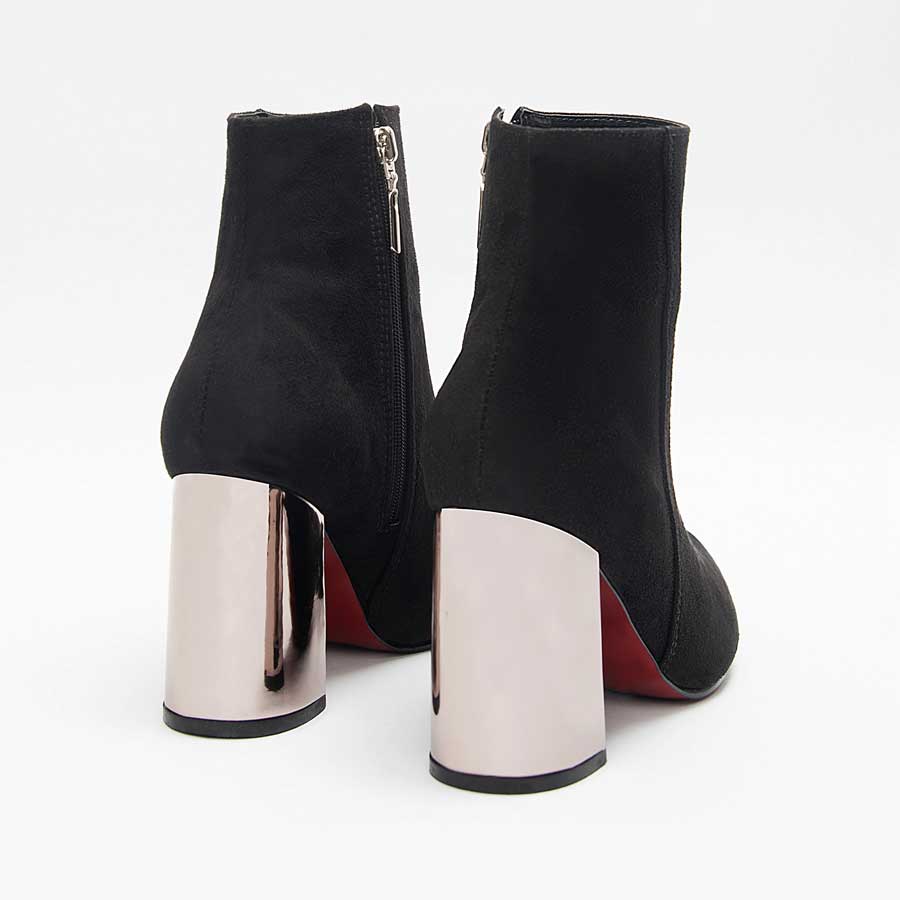 Botines para dama 770-1, de color negro. Están fabricados en microfibra, son de caña media y tacón alto. Los zapatos se ven desde atrás y puestos sobre un fondo blanco.