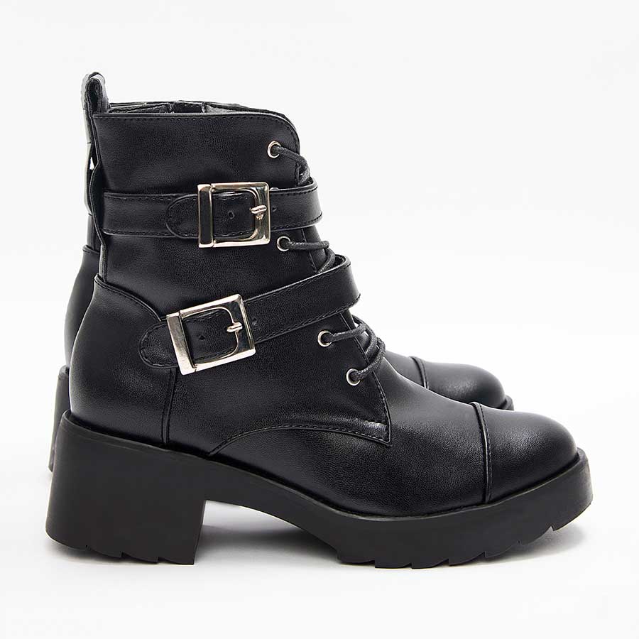 Botines para mujer A92, de color negro. Están fabricados en cuero sintético, son de caña media y tacón bajito. Y tienen accesorios plateados como taches, correas y cierre. Los zapatos están de perfil y puestos sobre un fondo blanco.