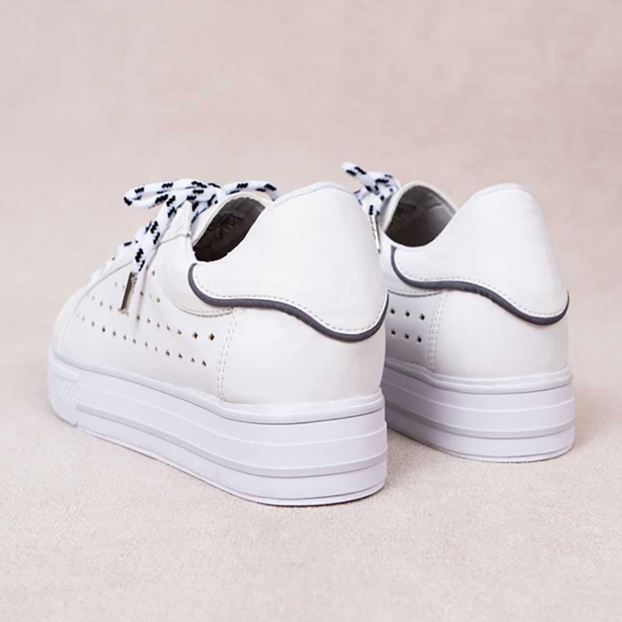 Tenis blancos para dama 633. Están fabricados en cuero sintético, son de plataforma. Y tienen accesorios como  cordones. Los zapatos se ven desde atrás y puestos sobre un fondo blanco.